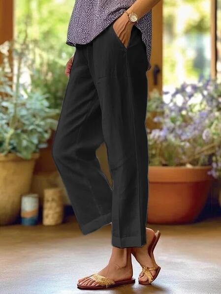 Leichte Sommerhose für Damen, cropped und schmal, mit elegantem Umschlagbund für luftigen Tragekomfort.