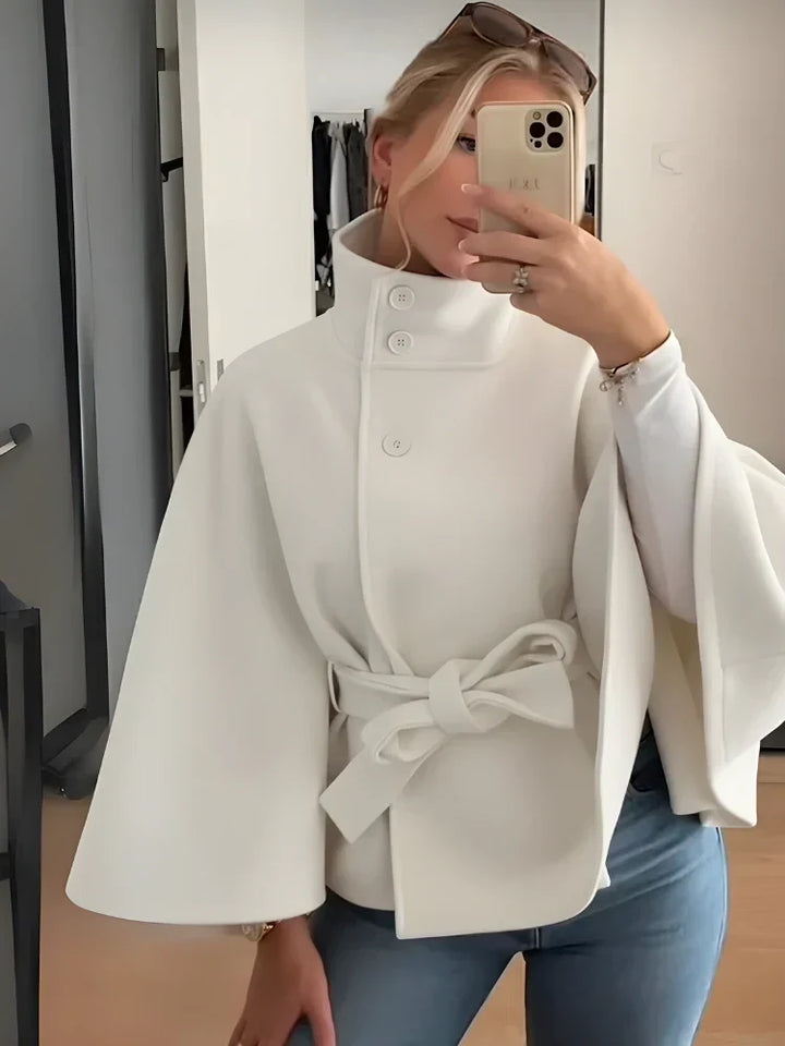 Frau trägt eleganten Damen Cape-Mantel, perfekte Herbstmode, vielseitige Jacke für Winter & Übergang.