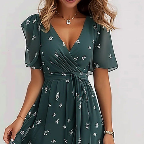 Damen Midikleid in lebhaftem Grün. Kurze Ärmel, schmeichelnder V-Ausschnitt und luftige A-Linien-Form für den Sommer.
