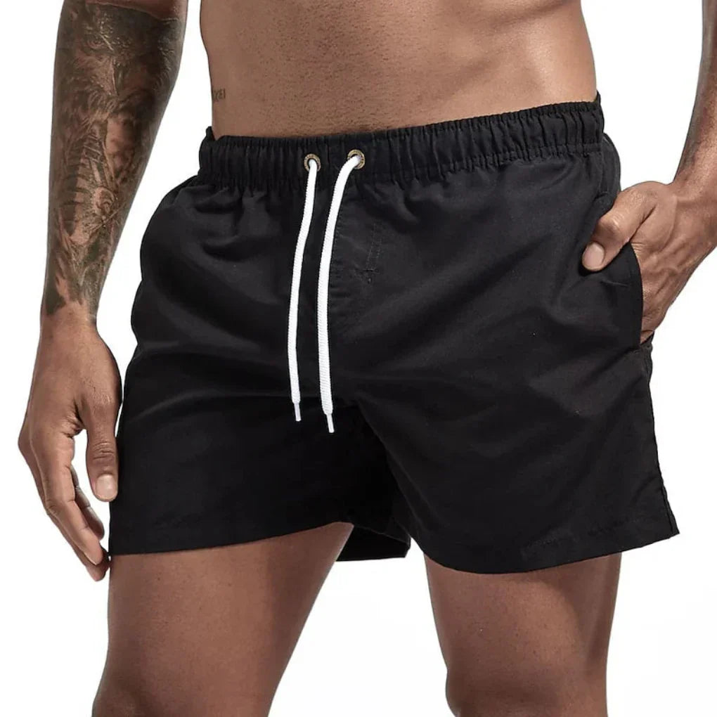 Bequeme schnelltrocknende Badehose für Herren, optimal für den Urlaub am Strand.
