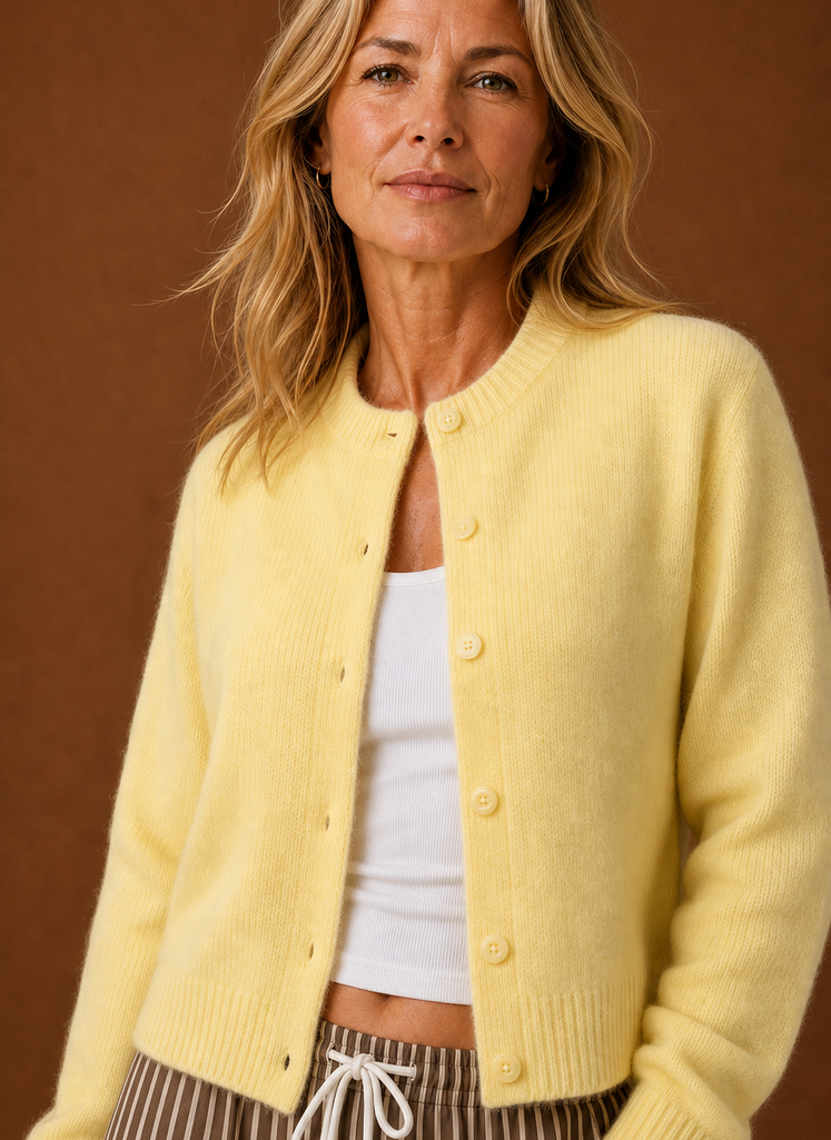 Zeitloser Rundhals Cardigan mit Knopfleiste. Damenmode Strickjacke, ideal für entspannte Tage.