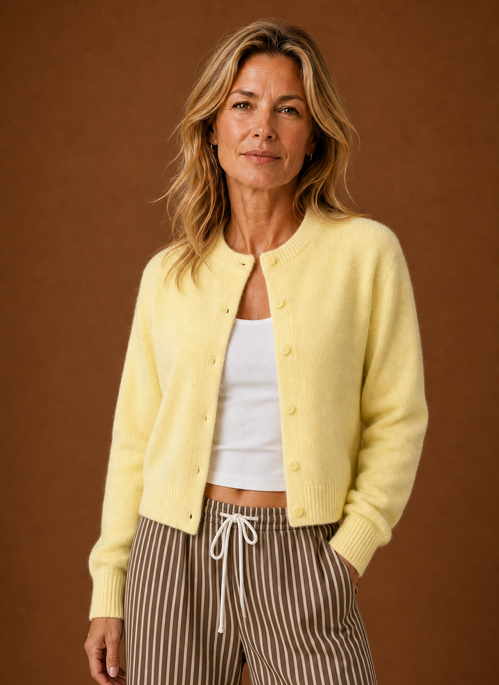 Damen Strickjacke mit Rundhals und Knopfleiste. Vielseitiger Cardigan für Freizeit und Alltag.