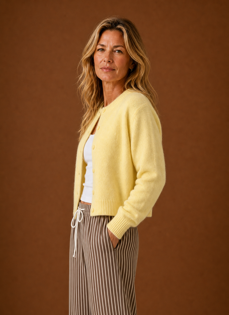 Komfortable Damen Strickjacke, Rundhals-Design. Basic Cardigan für vielseitige Kombinationsmöglichkeiten.