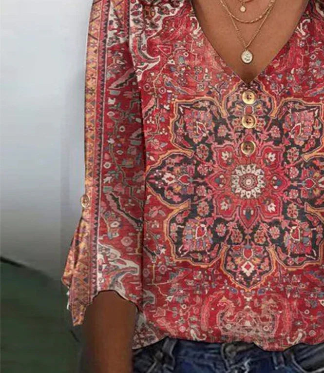 Stylisches Damen Oberteil in Bordeaux. V-Ausschnitt, 3/4 Ärmel und elegantes Druckmuster.