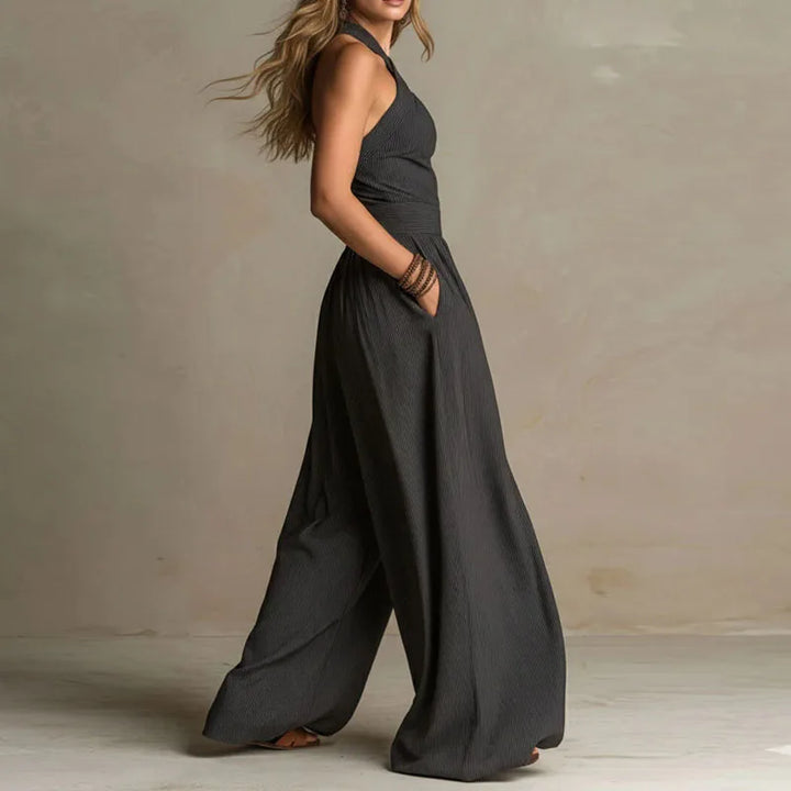 Komfortabler Damen Jumpsuit mit schmeichelhaftem Halterneck und fließendem weitem Bein.