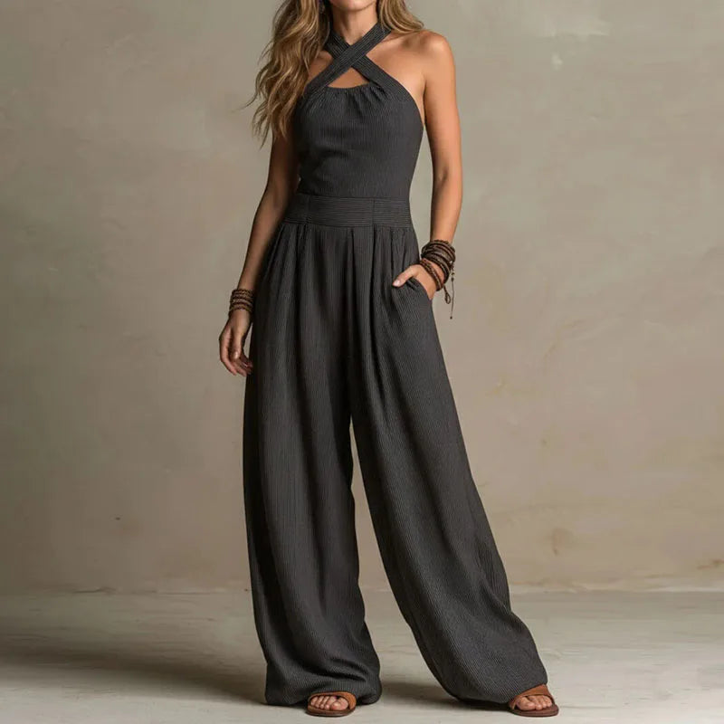 Zeitloser Damen Jumpsuit mit elegantem Halterneck und fließendem weitem Bein für eine schicke Silhouette.