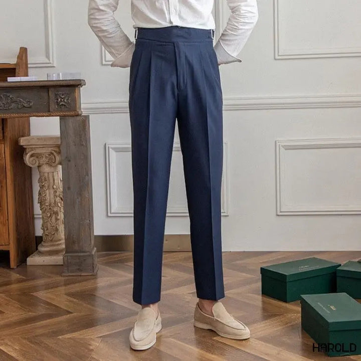 Graue Slim Fit Gurkha Hose für Herren, eine klassische und bequeme Business- und Freizeithose.