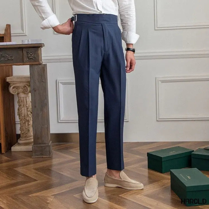 Hochwertige Herren Gurkha Hose in zeitlosem Design, perfekt für elegante Outfits und Business-Looks.