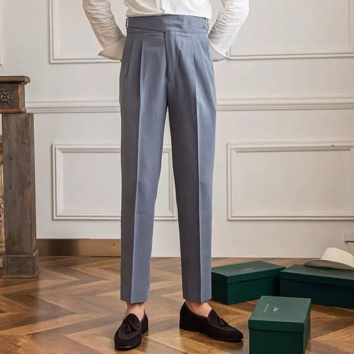 Vielseitige Herren Gurkha Hose, geeignet als elegante Businesshose oder stilvolle Freizeithose für alle Jahreszeiten.