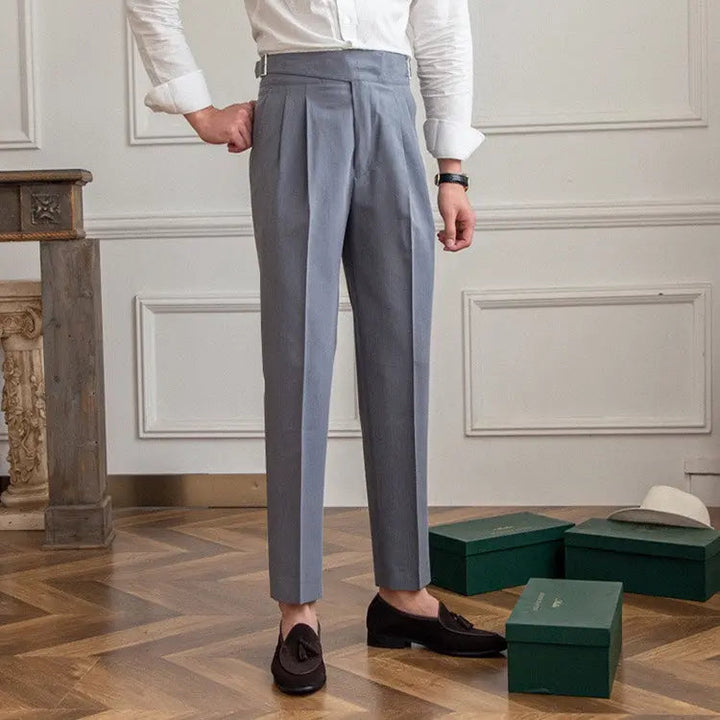 Detailaufnahme der Gurkha Hose für Herren: klassischer Bund und hochwertige Verarbeitung sichtbar.