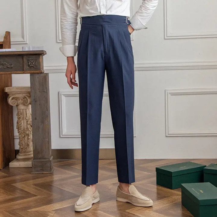 Klassische Herren Gurkha Hose mit markantem Taillenverschluss, stilvoll und vielseitig kombinierbar.