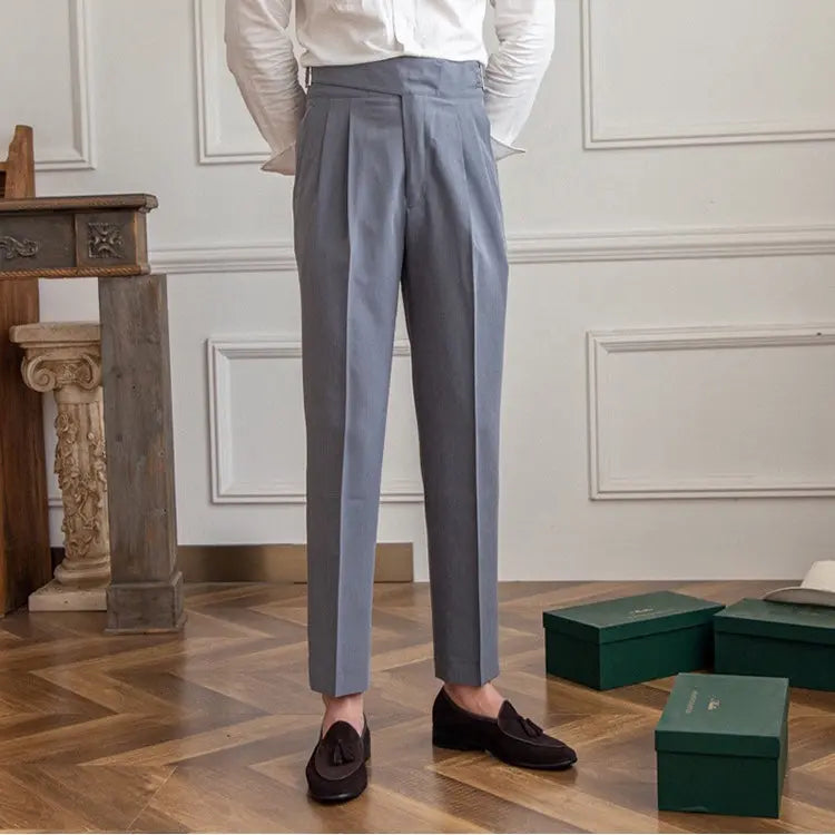 Mann trägt elegante blaue Gurkha Hose, zeigt den klassischen Schnitt und die stilvolle Passform.