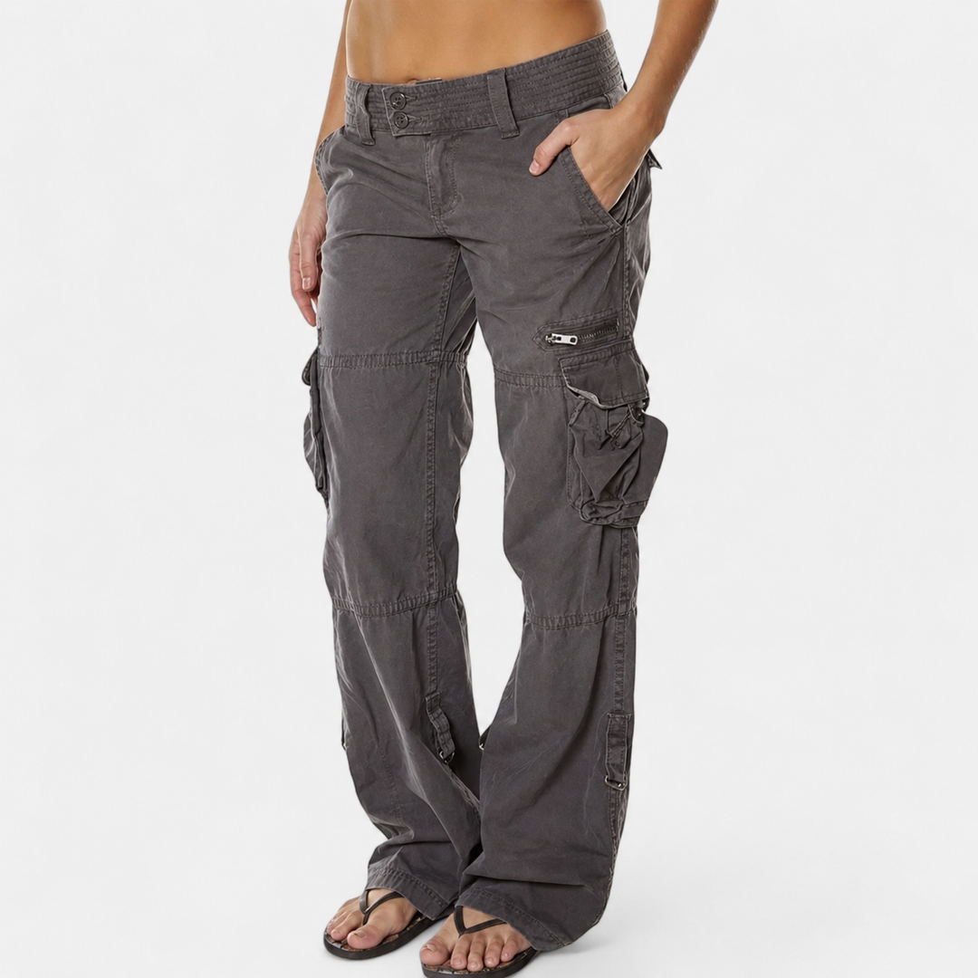 Bordeaux rote Damen Cargo Hose mit entspanntem Schnitt, vielen Taschen & hohem Komfort für modische Streetwear.