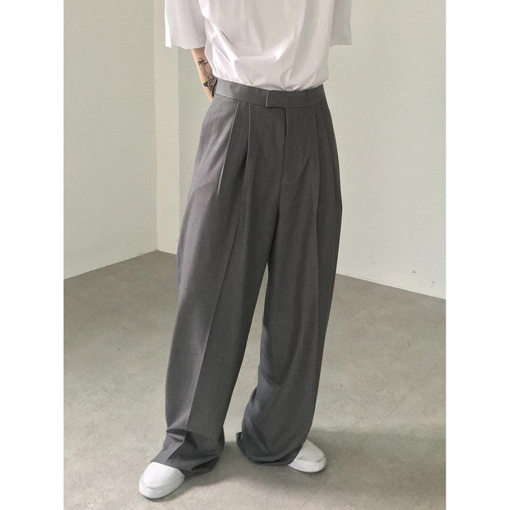 Elegante Herren Weitbeinhose für Business. Stilvolle Businesshose mit lockerer Passform und Faltendetails für den Mann.