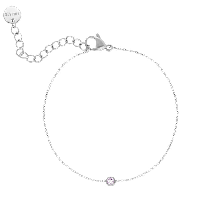 Detailaufnahme: elegantes Damenarmband mit poliertem, rundem Geburtsstein, hochwertiger Schmuck.