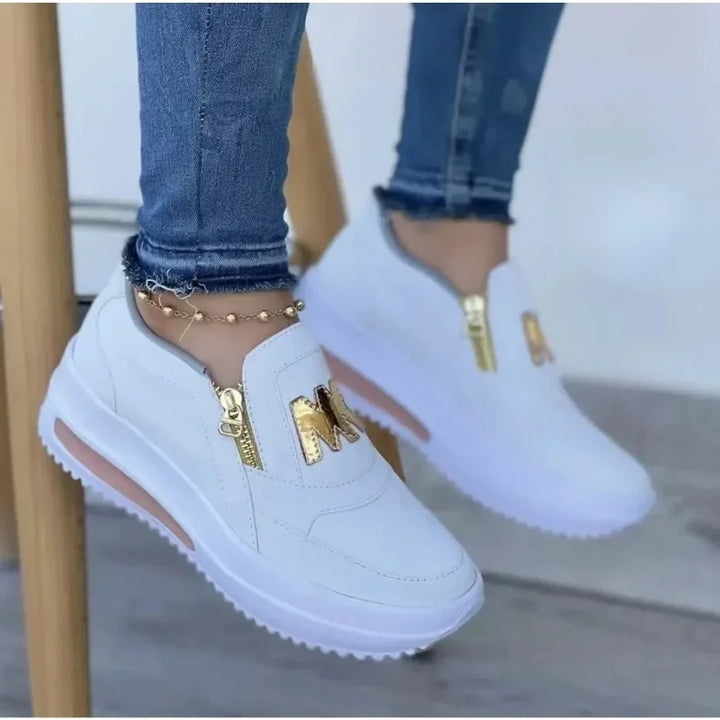 Damen Freizeitsneaker Gerlinde am Fuß, zeigt hohen Tragekomfort und elegantes Aussehen für jede Gelegenheit.