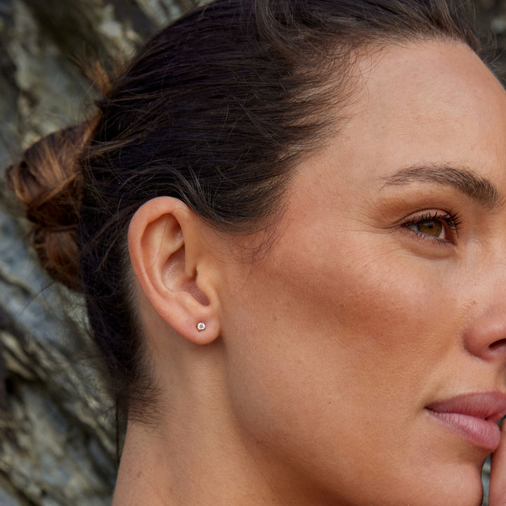 Nahaufnahme eleganter Damen Zirkonia Ohrstecker, glänzender Schmuck aus Edelstahl.