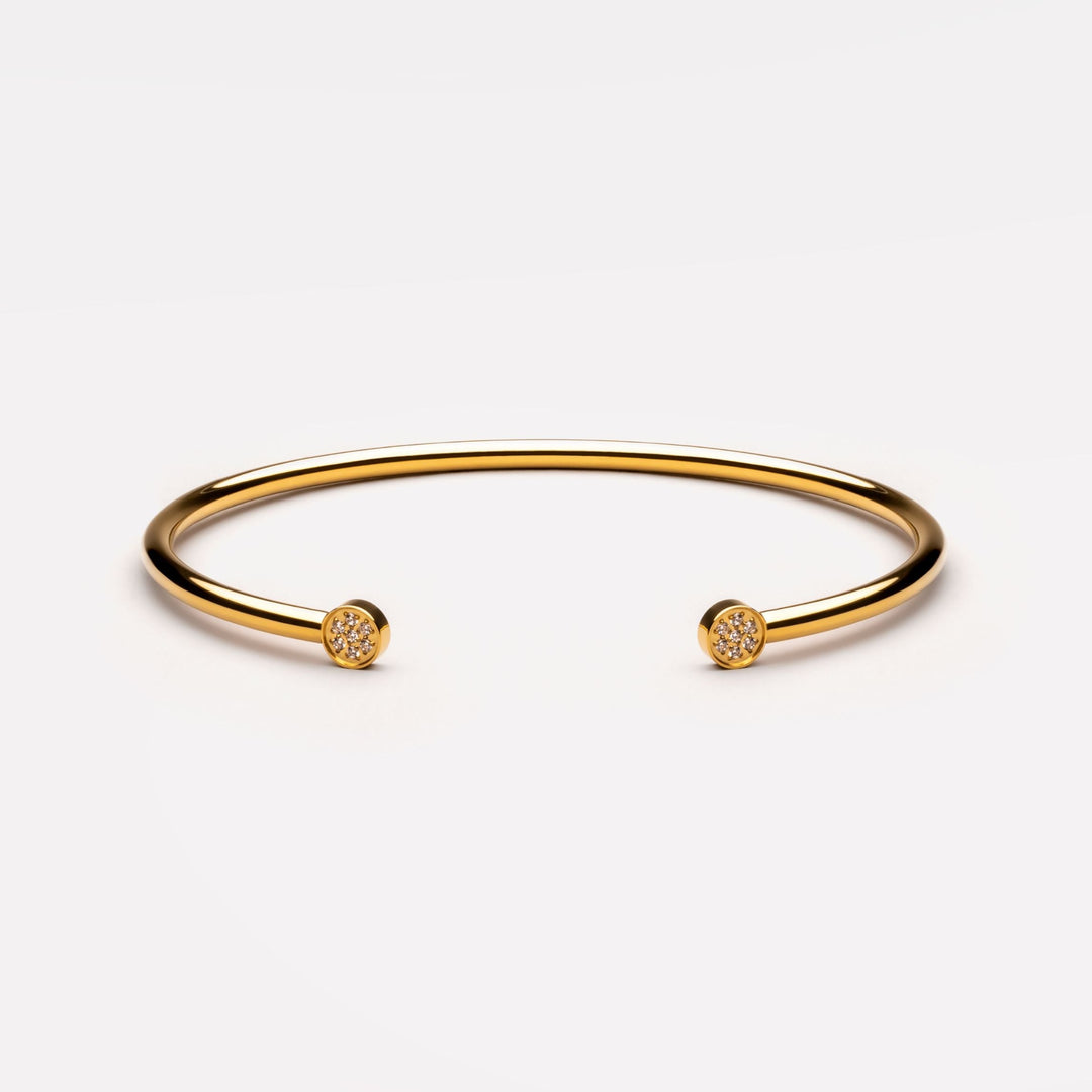 Hochwertiger wasserfester Goldarmreif für Damen aus hypoallergenem Edelstahl mit funkelnden Zirkonia.