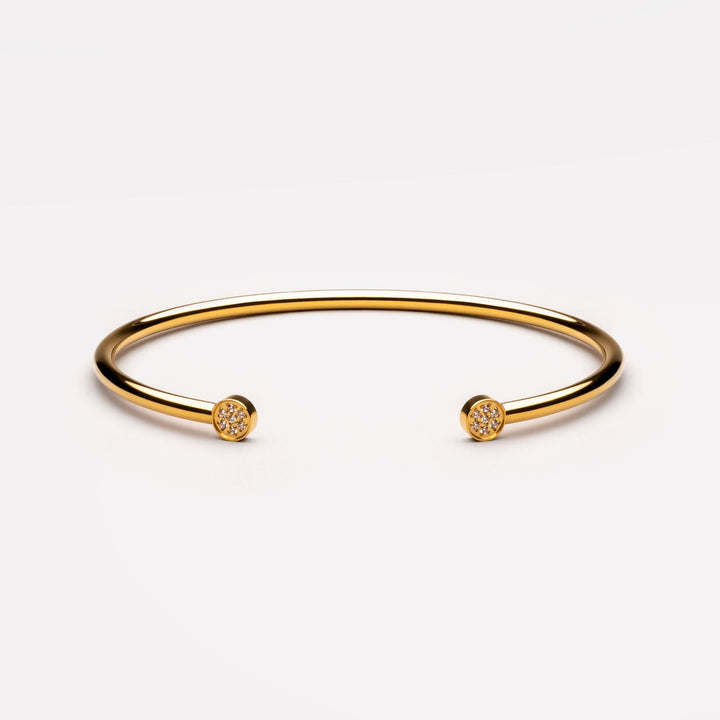 Hochwertiger wasserfester Goldarmreif für Damen aus hypoallergenem Edelstahl mit funkelnden Zirkonia.