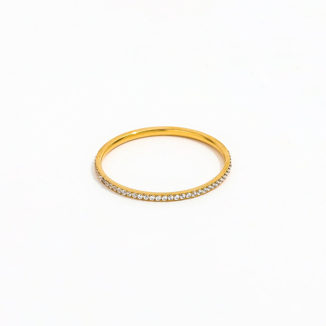 Stilvoller Damen Zirkonia Ring in Silber, wasserfest und hypoallergen, getragen an der Hand.