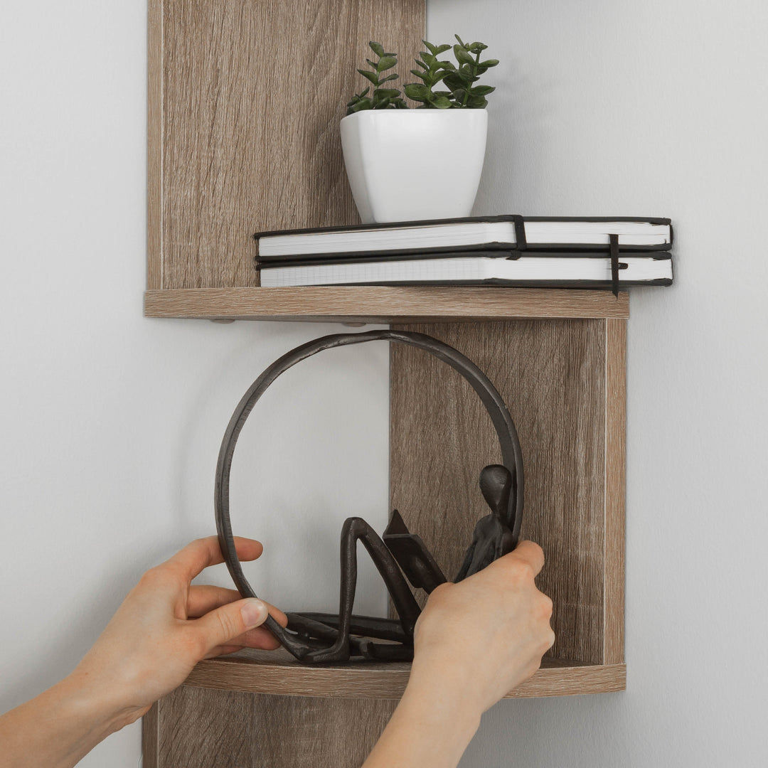Einfach montierbares Zickzack-Eckregal für die Wandmontage, maximiert Raumnutzung und Design.