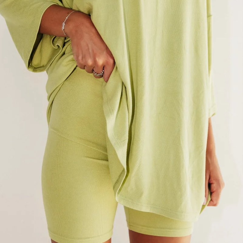 Fenja Damen Set: Zweiteilige Loungewear aus weichem Material für optimalen Tragekomfort.