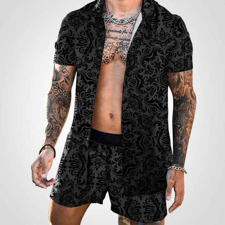 Detailaufnahme des modernen Prints auf dem Ruben Herren Zweiteiler Set. Ideal für ein lässiges Sommeroutfit.