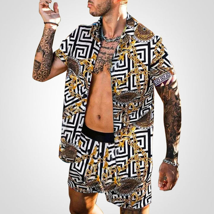 Mann trägt stilvolles Ruben Herren Zweiteiler Set mit Print. Perfekt für Urlaub, Strand & Freizeitmode.
