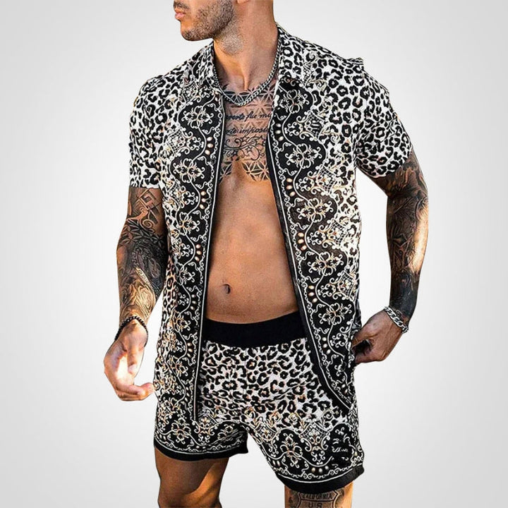 Kurzarm-Shirt des Ruben Herren Zweiteiler Sets mit auffälligem Print. Für stilvolle Sommer- und Strandoutfits.